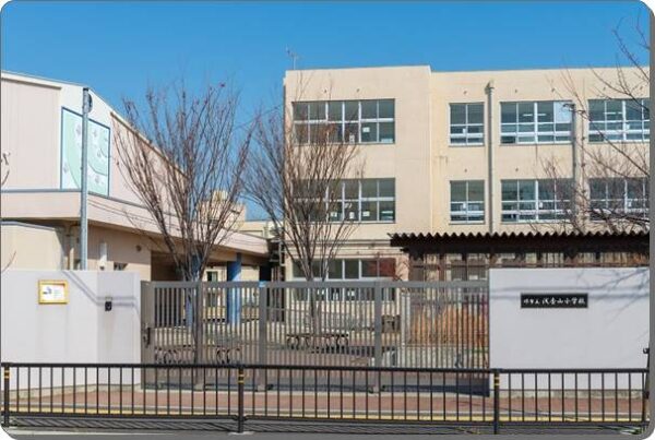 女優の小芝風花の母校と言われている堺市立浅香山小学校