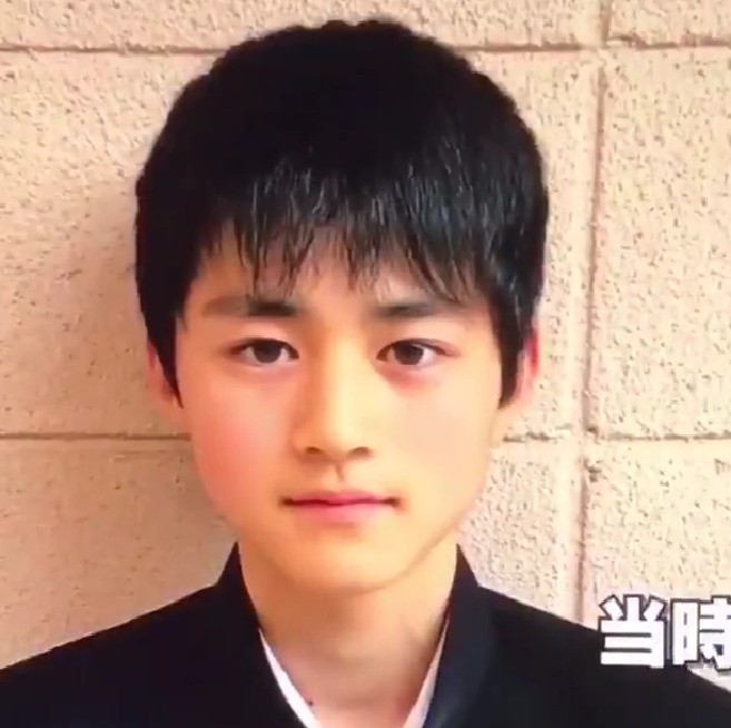 俳優の鈴鹿央士の幼少期