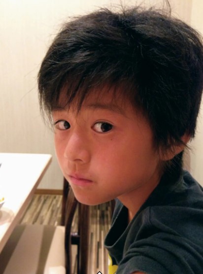 俳優の鈴鹿央士の幼少期
