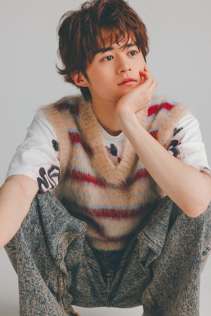俳優の鈴鹿央士