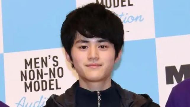 俳優の鈴鹿央士