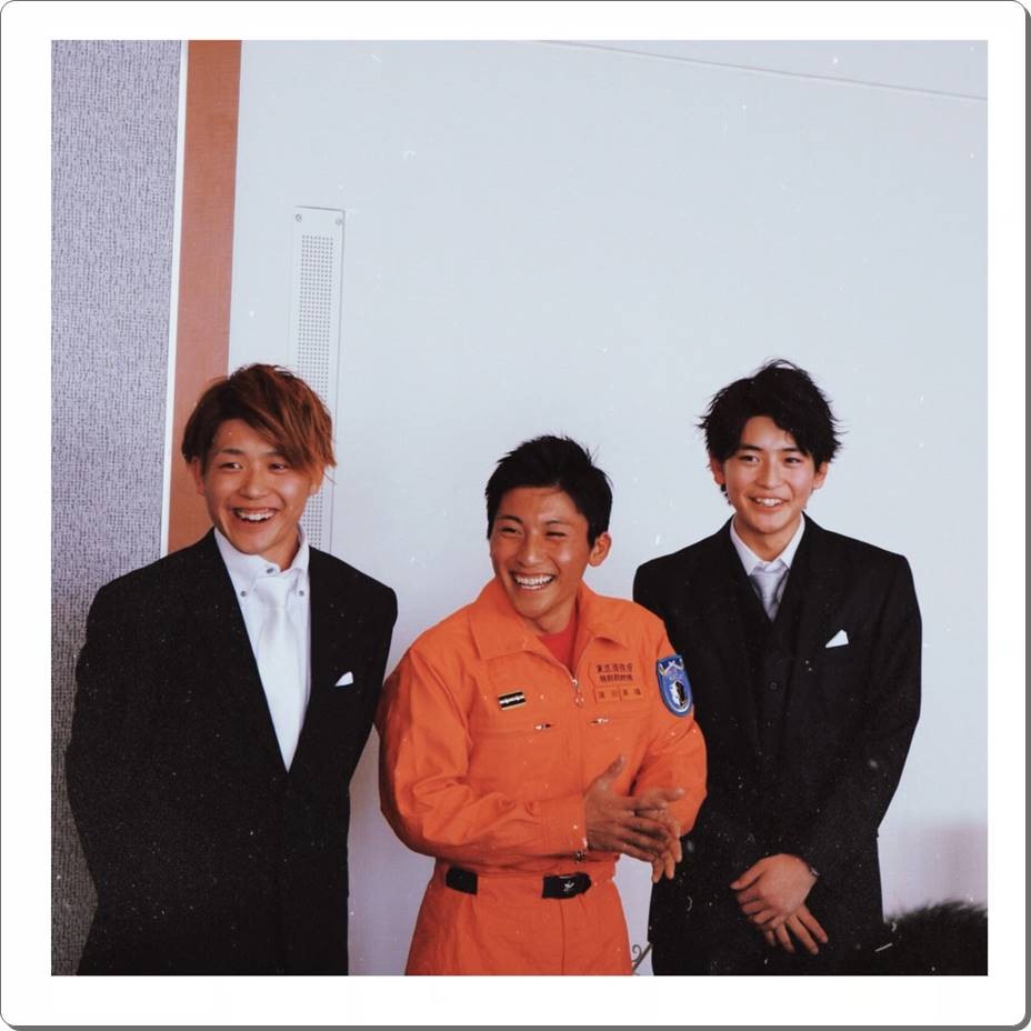 高橋文哉と実家の兄二人