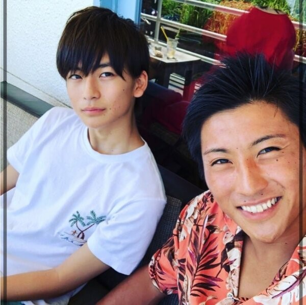 俳優の高橋文哉と実家の兄弟の顔画像（顔写真）