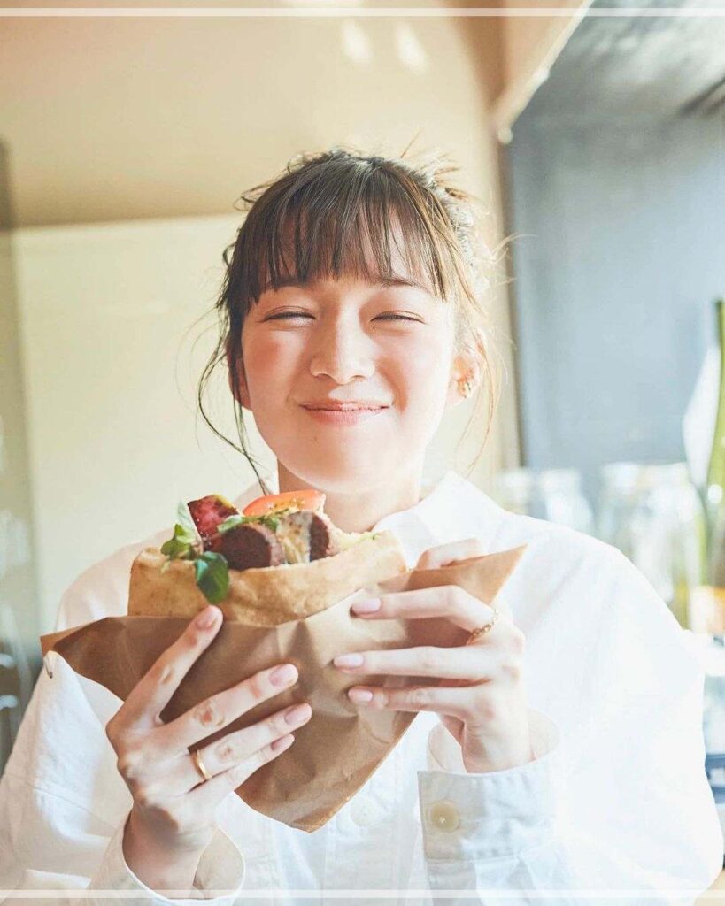 タレントの佐藤栞里さん