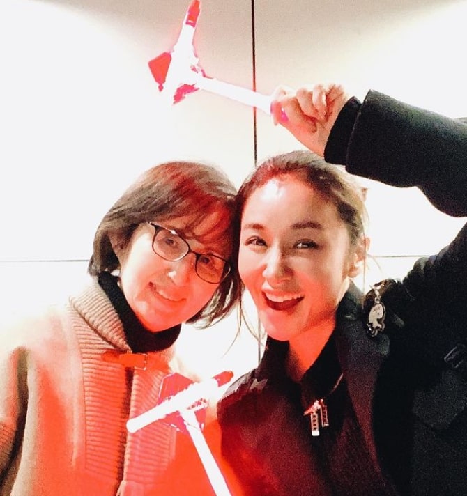 鈴木紗理奈の母親