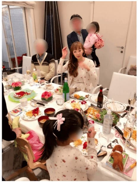 神田うのと家族　実家でのパーティの様子