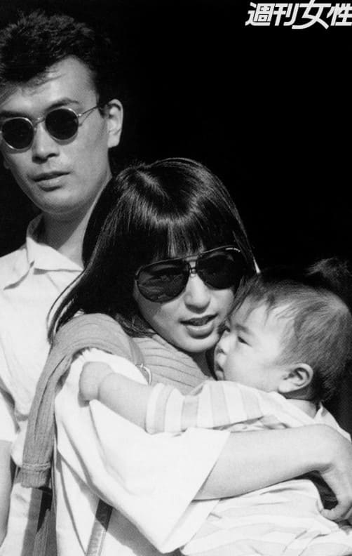 生まれてすぐの宇多田ヒカルと両親