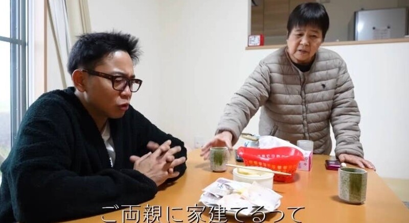 新居でのサンシャイン池崎と母親