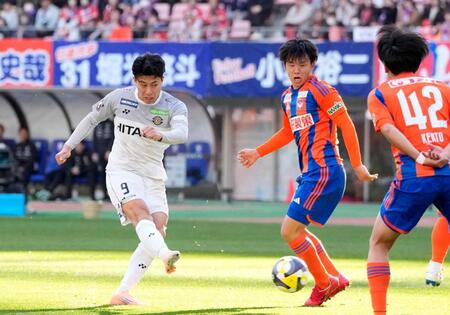 ゴールを決める柏レイソルの細谷真大さん