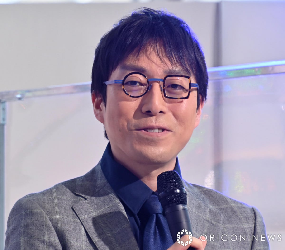 丸と四角のメガネがトレードマークの経済学者・成田悠輔さん