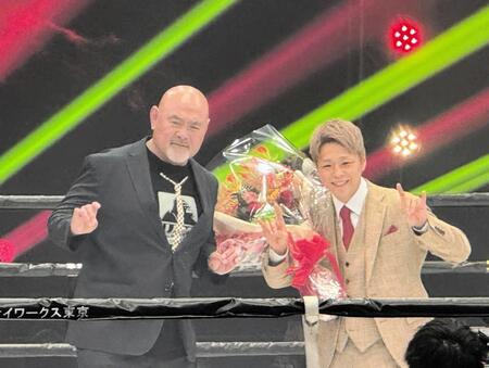 後楽園ホールでの引退セレモニーに臨む武尊さんと武藤敬司さん